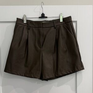 Tailored Women's Faux Leather Pleated Shorts - olive